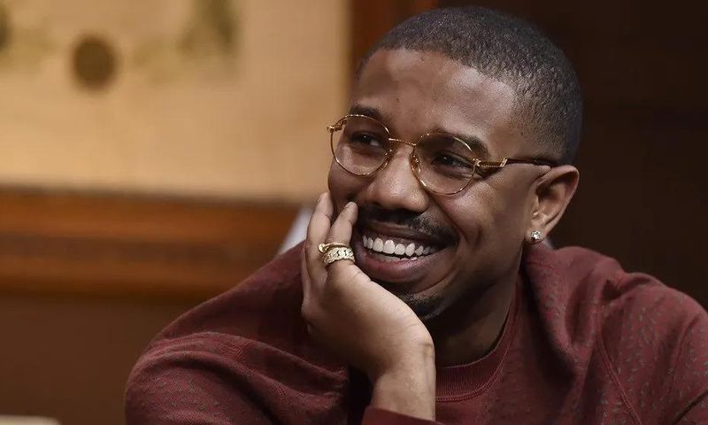 Célèbre acteur, Michael B. Jordan a un sourire aguicheur, des yeux brun foncé et un physique attrayant fait craquer ses fans à chaque apparition. Le « magazine people » l’a élu homme le plus sexy de l’année en 2020.
