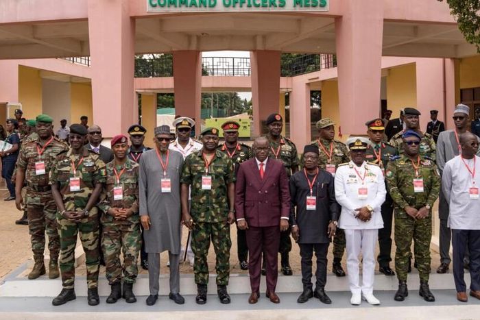 Le chef d'état-major de la défense du Ghana, le vice-amiral Seth Amoama (1er rang 4e à dr) et le ministre de la Défense du Ghana, Dominic Nitiwul