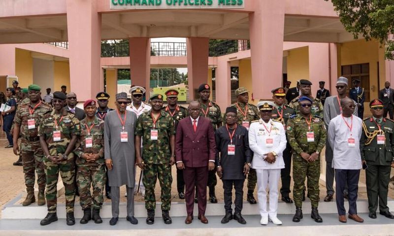 Le chef d'état-major de la défense du Ghana, le vice-amiral Seth Amoama (1er rang 4e à dr) et le ministre de la Défense du Ghana, Dominic Nitiwul