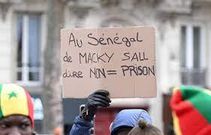 Une pancarte brandie par les manifestants à Paris. — AFP