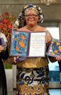 Mme Gbowee avec son prix Nobel de la paix [Nobel].