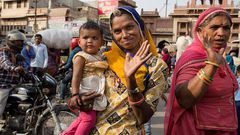 portrait-d-une-indienne-et-son-bebe-sur-le-sandar-market-rajasthan-inde