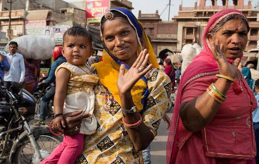 portrait-d-une-indienne-et-son-bebe-sur-le-sandar-market-rajasthan-inde