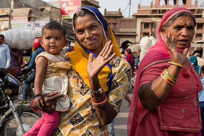 portrait-d-une-indienne-et-son-bebe-sur-le-sandar-market-rajasthan-inde