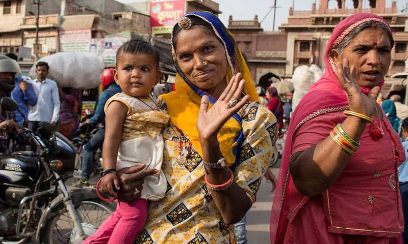 portrait-d-une-indienne-et-son-bebe-sur-le-sandar-market-rajasthan-inde