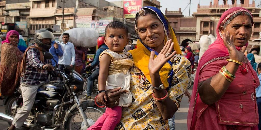 portrait-d-une-indienne-et-son-bebe-sur-le-sandar-market-rajasthan-inde