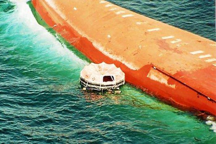 La coque du Bateau le "Joola"