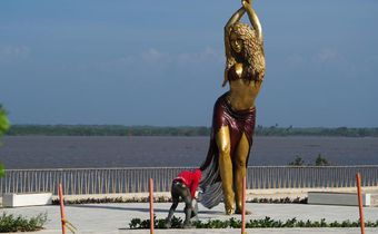 une statue géante immortalise Shakira !
