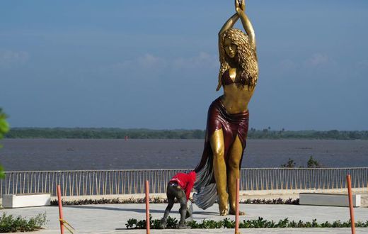 une statue géante immortalise Shakira !