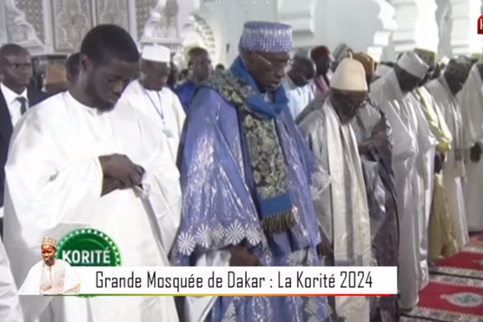 Bassirou diomaye Faye à la grande mosquée de Dakar