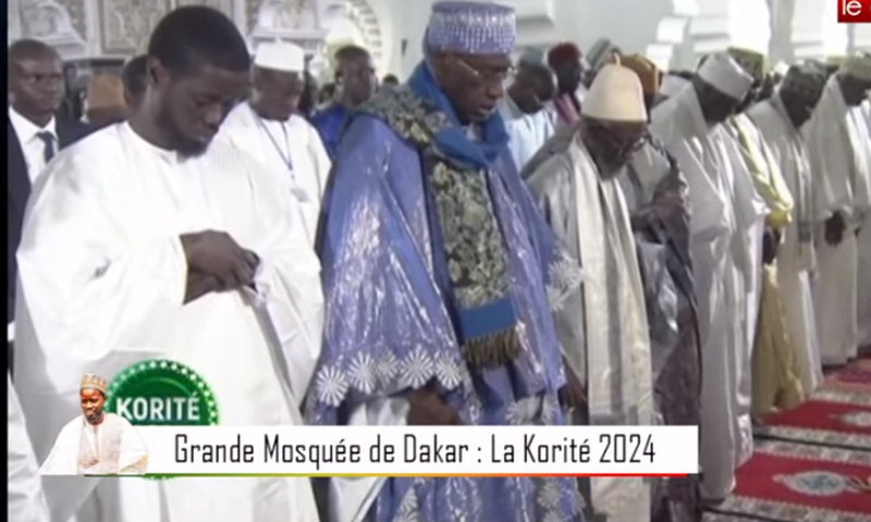 Bassirou diomaye Faye à la grande mosquée de Dakar
