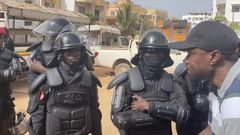 Ousmane Sonko face aux barrières des policiers à la Cité Keur Gorgui