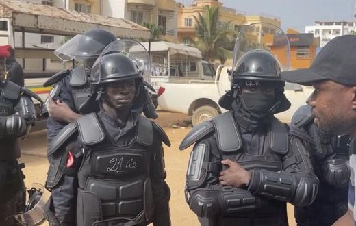 Ousmane Sonko face aux barrières des policiers à la Cité Keur Gorgui