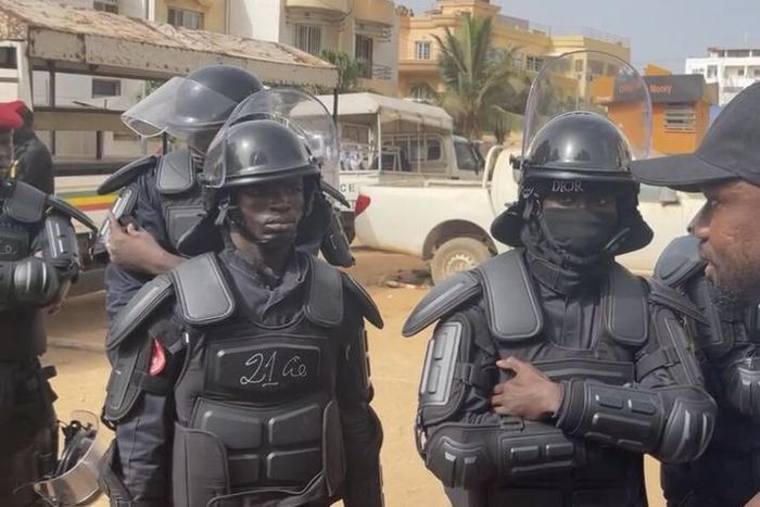 Ousmane Sonko face aux barrières des policiers à la Cité Keur Gorgui