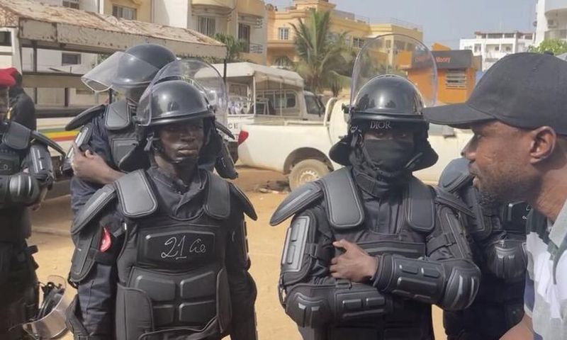 Ousmane Sonko face aux barrières des policiers à la Cité Keur Gorgui