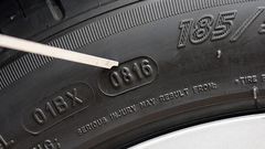 Ce pneu a été fabriqué la huitième semaine de l'année 2016. Par conséquent, même s'il n'a jamais roulé, il n'est plus utilisable en 2023 car la fenêtre d'exploitation de trois ans maximum est largement dépassée.