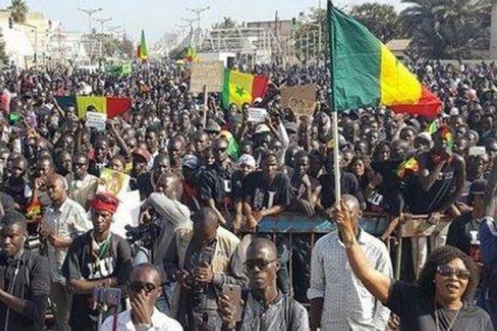 yewwi-askan-wi-place-de-lobelisque