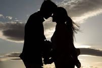 side-view-romantic-couple-silhouettes-with-flowers-1024x683