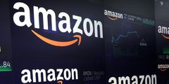 Le logo d'Amazon et des informations sur le cours de l'action sont vus sur les écrans du site du marché Nasdaq à New York, New York, États-Unis, le 4 septembre 2018. REUTERS/Mike Segar