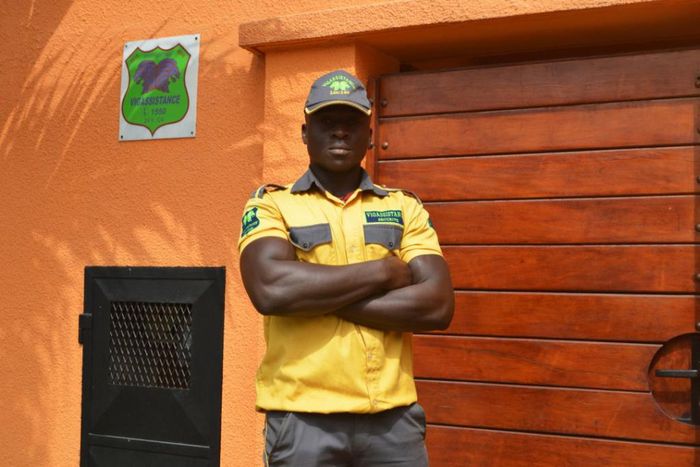 Un vigile devant la porte d'une villa (illustration)