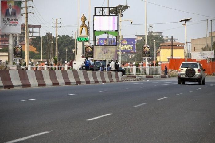 L'autoroute Fidel Castro pratiquement vide, à l'entrée de Kaloum, le 26 février 2023
