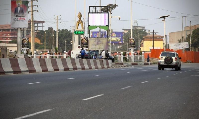 L'autoroute Fidel Castro pratiquement vide, à l'entrée de Kaloum, le 26 février 2023