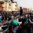 Le chef de l’opposition sénégalaise, Ousmane Sonko, sur le toit d’une voiture après son audience au tribunal à Dakar, le 16 février 2023. © ZOHRA BENSEMRA/REUTERS