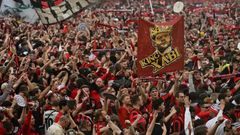 Les supporters du Bayer Leverkusen exultent sur la pelouse de la BayArena après le sacre de leur équipe en championnat d'Allemagne, le 14 avril 2024