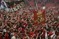 Les supporters du Bayer Leverkusen exultent sur la pelouse de la BayArena après le sacre de leur équipe en championnat d'Allemagne, le 14 avril 2024