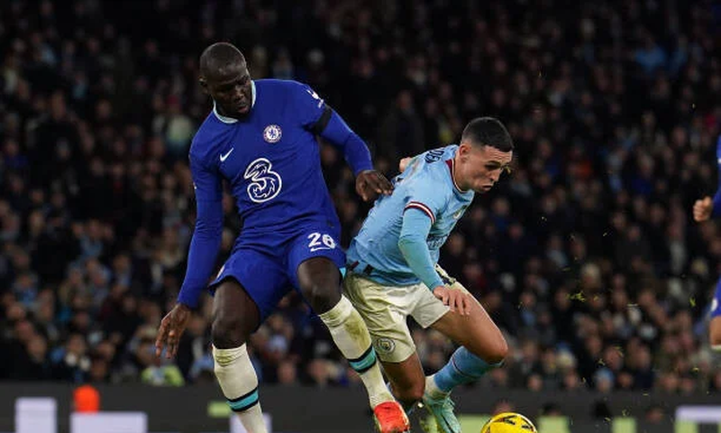 Kalidou Koulibaly a concédé un pénalty après une faute sur Phil Foden lors de Manchester City-Chelsea en FA Cup, dimanche 8 janvier 2022