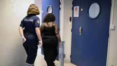 Femme-provenance-guyane-emmenee-aeroport-orly-verifier-porte-drogue