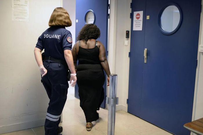 Femme-provenance-guyane-emmenee-aeroport-orly-verifier-porte-drogue