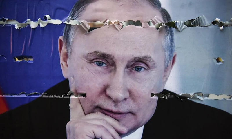 Une affiche déchirée représentant le président russe Vladimir Poutine affichée dans le nord de la ville de Mitrovica, le 9 mai 2018 — Armend NIMANI