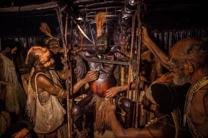 Seuls-les-hommes-s-occupent-du-defunt-comme-ses-freres-Maremba-a-g-et-Michael