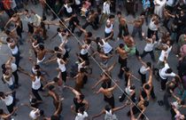 des-chiites-pakistanais-se-frappent-la-poitrine-pour-l-achoura-au-pakistan-en-inde-ou-au-pakistan-ce-geste-remplace-souvent-la-flagellation-photo-afp-1445531171