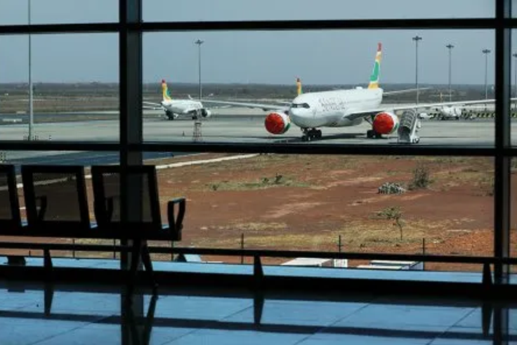 Un avion d’Air Sénégal sur les pistes de l’aéroport Blaise-Diagne de Dakar (Sénégal), le 28 mars 2020