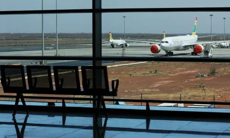 Un avion d’Air Sénégal sur les pistes de l’aéroport Blaise-Diagne de Dakar (Sénégal), le 28 mars 2020