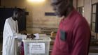 Un homme vote pour les élections législatives, dans un bureau de vote à Dakar, au Sénégal, le dimanche 31 juillet 2022 (Photo AP-Leo Correa)