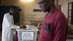 Un homme vote pour les élections législatives, dans un bureau de vote à Dakar, au Sénégal, le dimanche 31 juillet 2022 (Photo AP-Leo Correa)