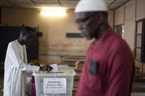 Un homme vote pour les élections législatives, dans un bureau de vote à Dakar, au Sénégal, le dimanche 31 juillet 2022 (Photo AP-Leo Correa)