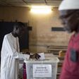 Un homme vote pour les élections législatives, dans un bureau de vote à Dakar, au Sénégal, le dimanche 31 juillet 2022 (Photo AP-Leo Correa)