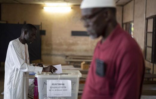 Un homme vote pour les élections législatives, dans un bureau de vote à Dakar, au Sénégal, le dimanche 31 juillet 2022 (Photo AP-Leo Correa)