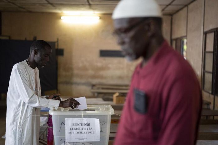 Un homme vote pour les élections législatives, dans un bureau de vote à Dakar, au Sénégal, le dimanche 31 juillet 2022 (Photo AP-Leo Correa)