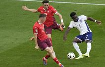 722x460 england-s-bukayo-saka-right-attempts-a-shot-while-switzerland-s-michel-aebischer-and-switzerland-s-ruben-vargas-defend-during-a-quarterfinal-match-between-england-and-switzerland-at-the-euro-2024-socc