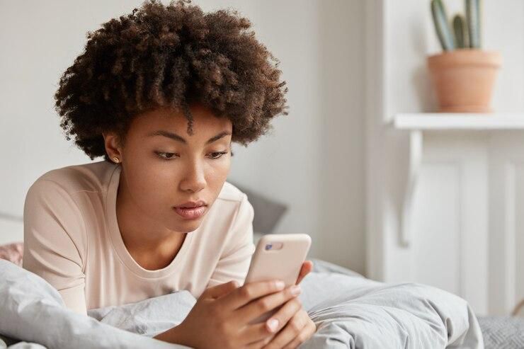 image-jeune-femme-noire-coupe-cheveux-afro-verifie-nouvelle-mise-jour-reseaux-sociaux