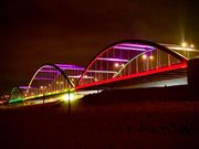 Un pont sur la VDN 3 illuminé aux couleurs nationales.