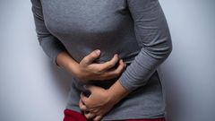 Femme-se-tenant-le-ventre -douleurs-abdominales-et-diarrhée-chronique