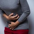 Femme-se-tenant-le-ventre -douleurs-abdominales-et-diarrhée-chronique
