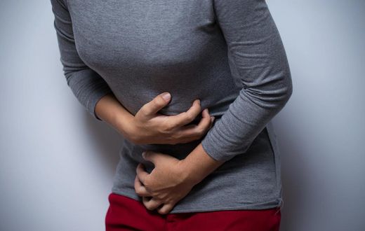 Femme-se-tenant-le-ventre -douleurs-abdominales-et-diarrhée-chronique