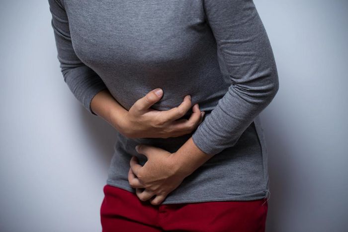 Femme-se-tenant-le-ventre -douleurs-abdominales-et-diarrhée-chronique